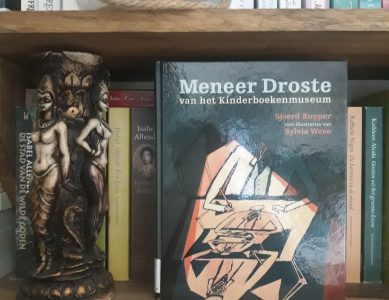 Boekrecensie: Meneer Droste van het Kinderboekenmuseum – Sjoerd Kuyper